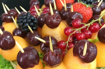 Brochettes de fruits frais